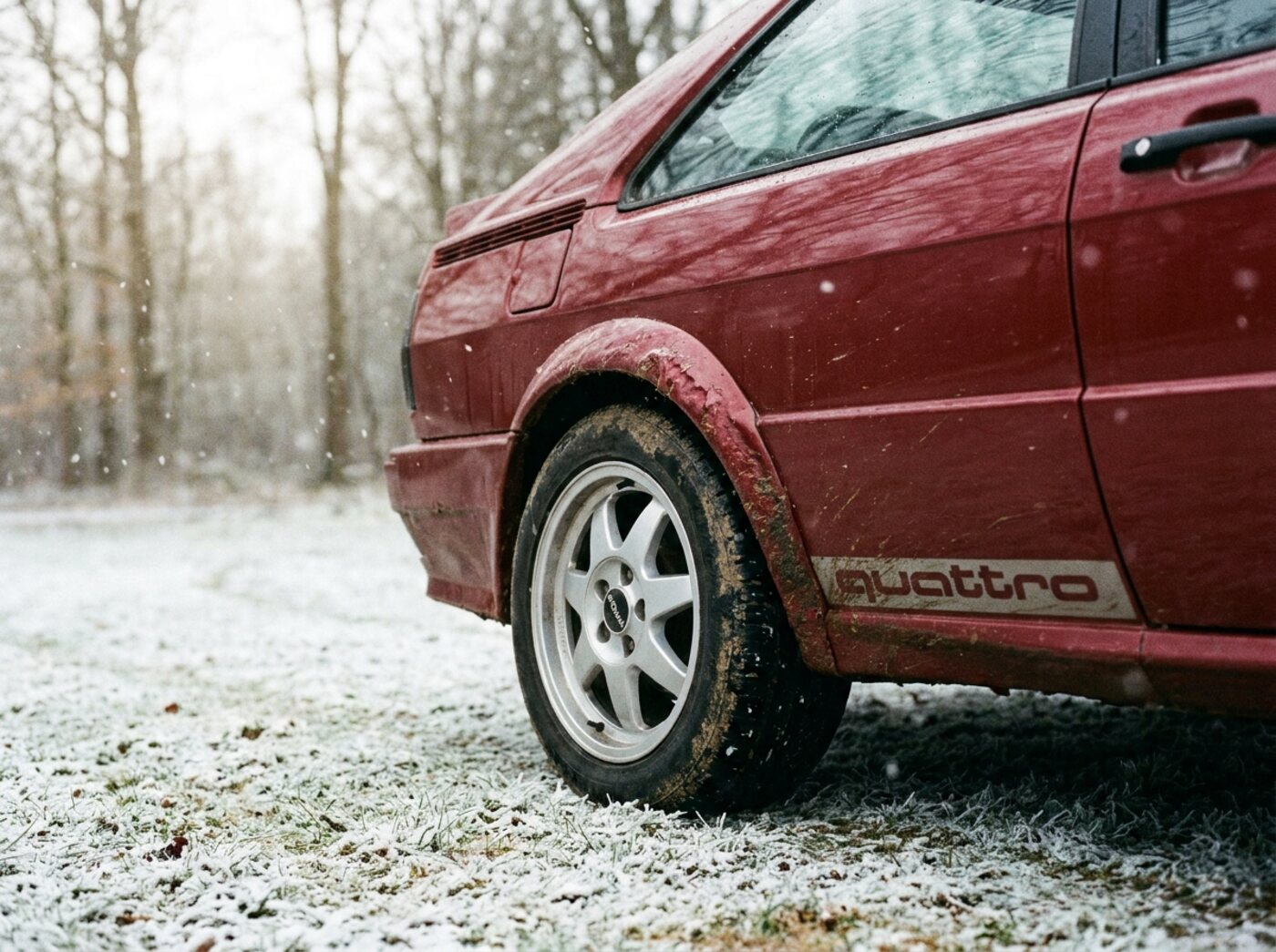 Détail Audi Ur-quattro : aile élargie carrée sur jante Ronal et sticker quattro