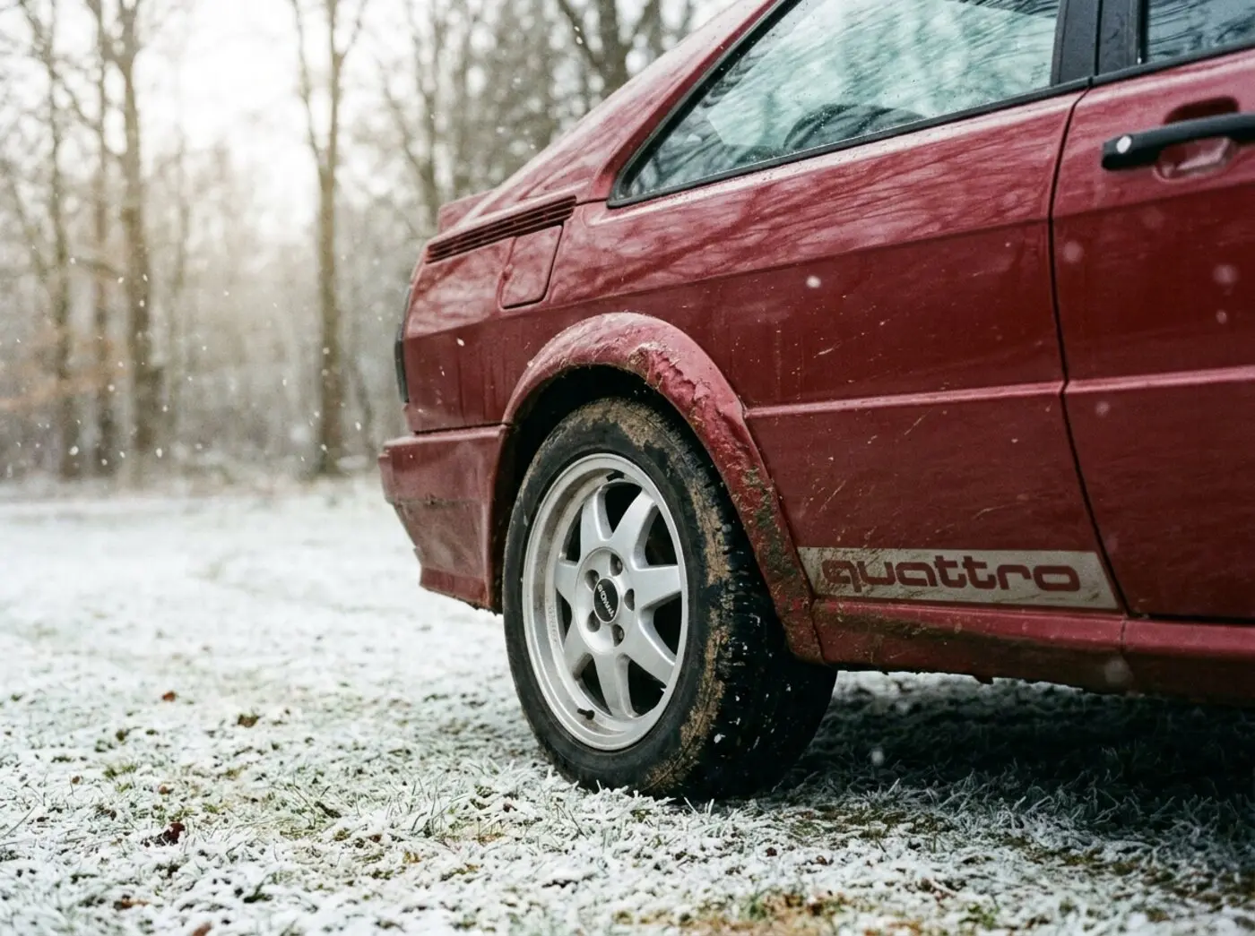 Détail Audi Ur-quattro : aile élargie carrée sur jante Ronal et sticker quattro