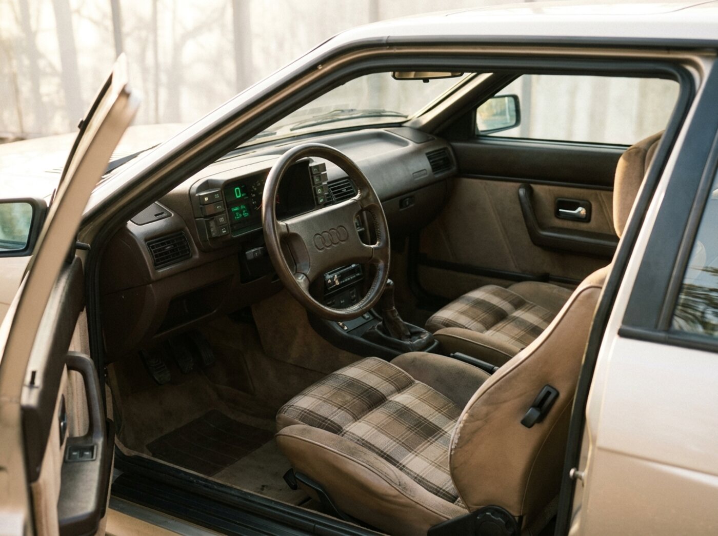 Intérieur Audi Ur-quattro : sièges sport beige-marron et tableau de bord numérique LCD vert