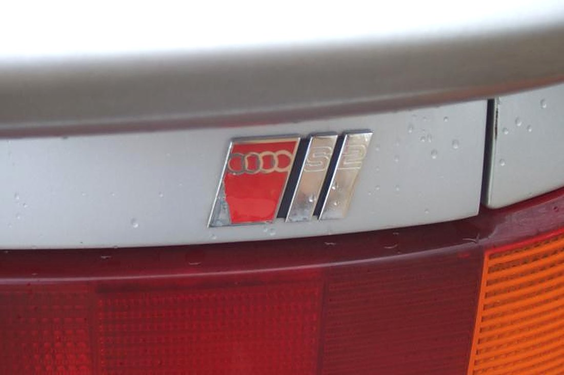 Détail du badge S2 aux quatre anneaux sur le bandeau arrière de l'Audi S2 Coupé