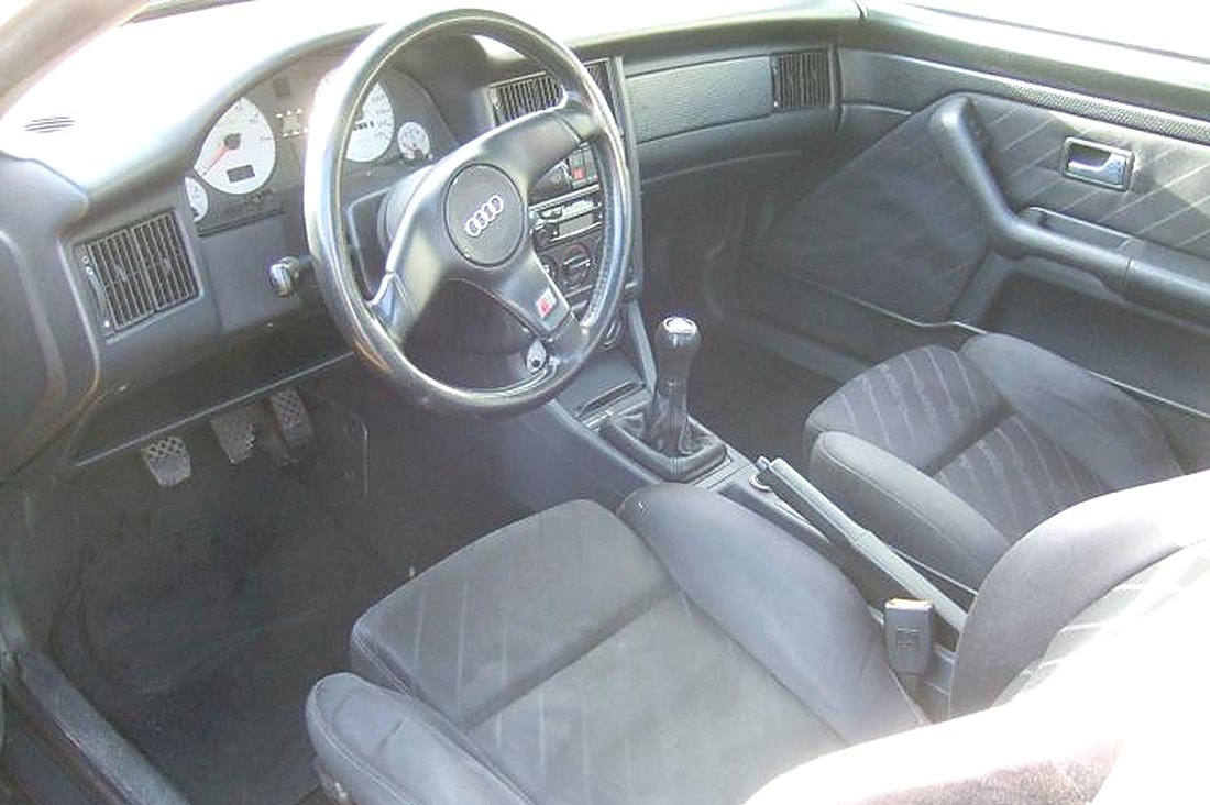 Intérieur Audi S2 Coupé : volant 4 branches, compteurs à fond blanc, sièges sport en tissu