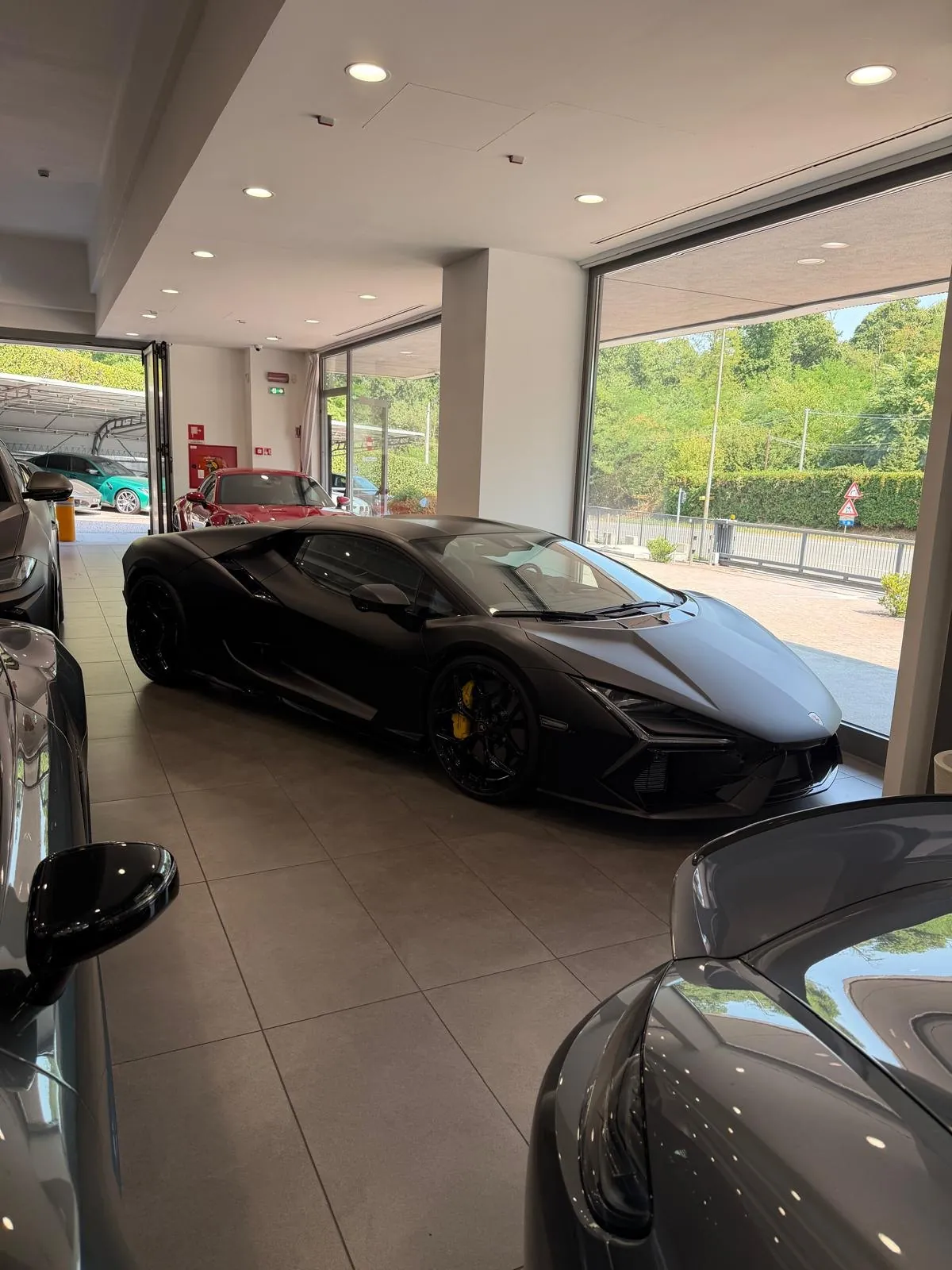 Lamborghini contemporaine au premier plan du showroom