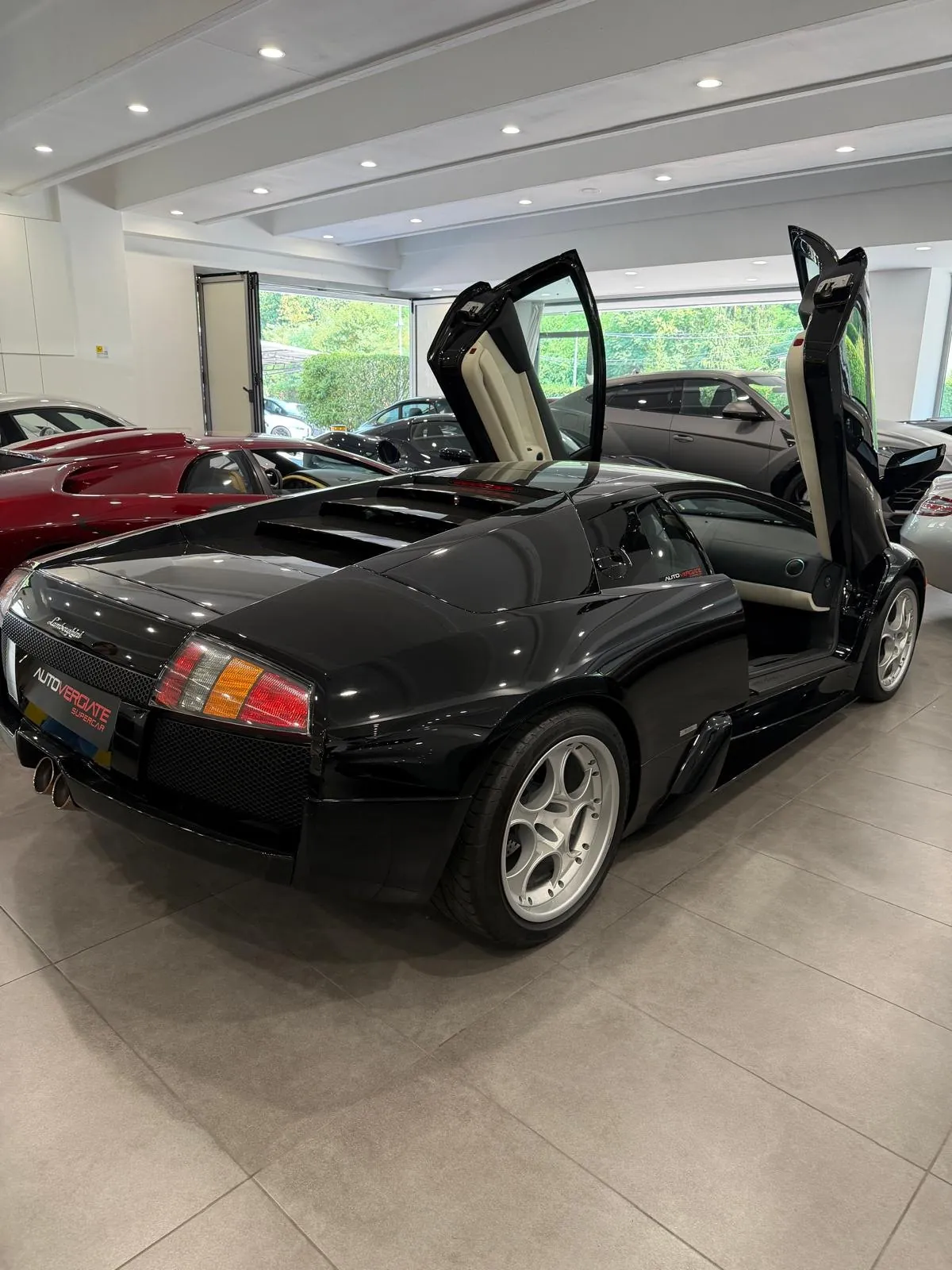 Lamborghini Murciélago noire, portes ouvertes