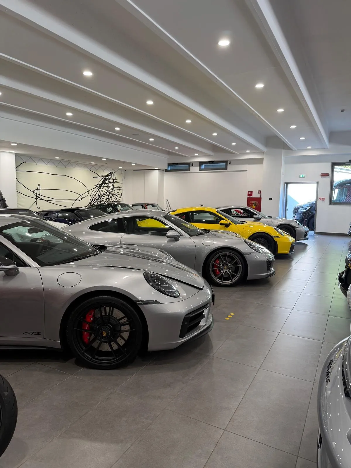 Porsche modernes alignées dans le showroom