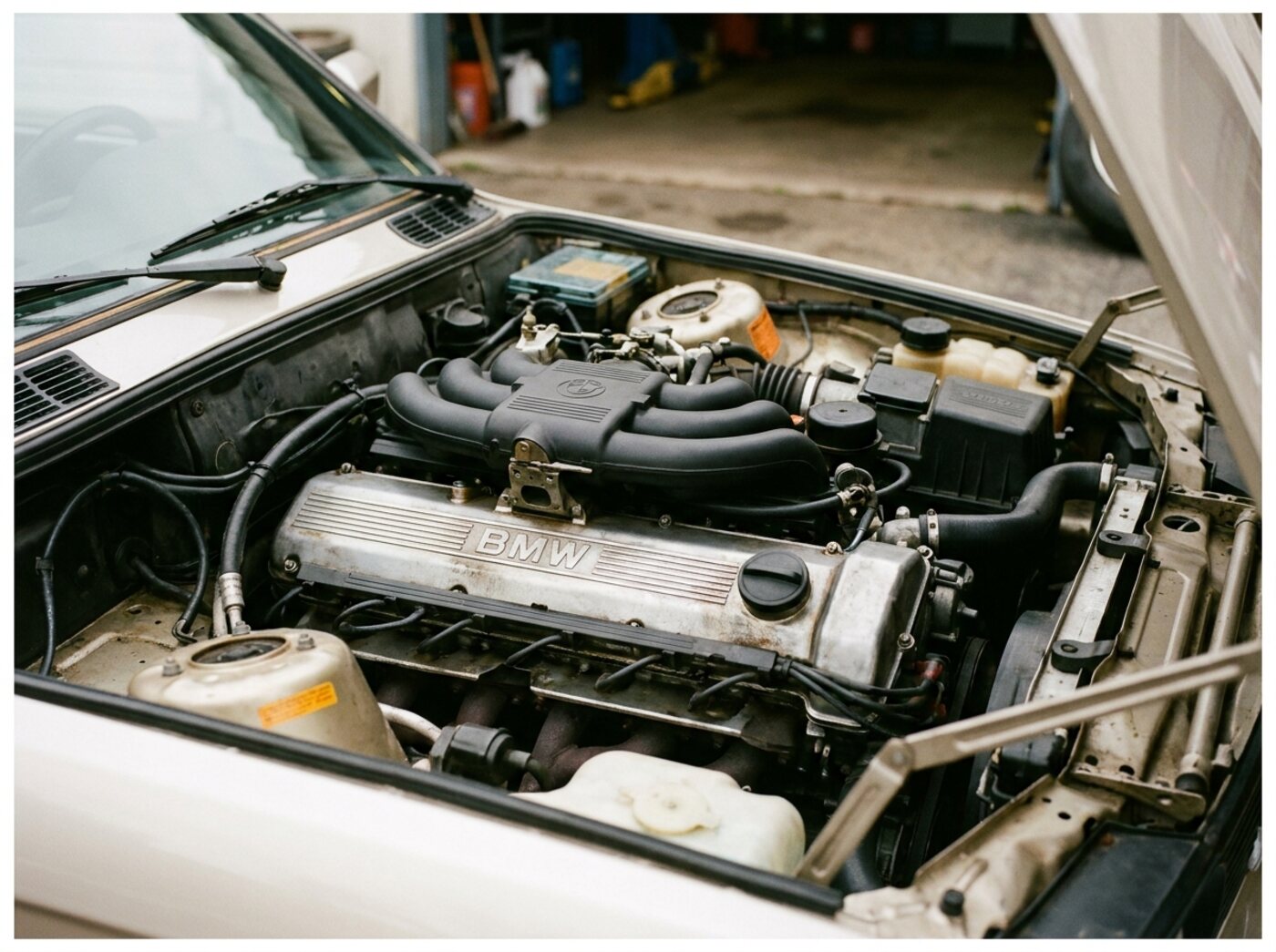 Compartiment moteur BMW 325i E30 : six-en-ligne M20 longitudinal bien entretenu