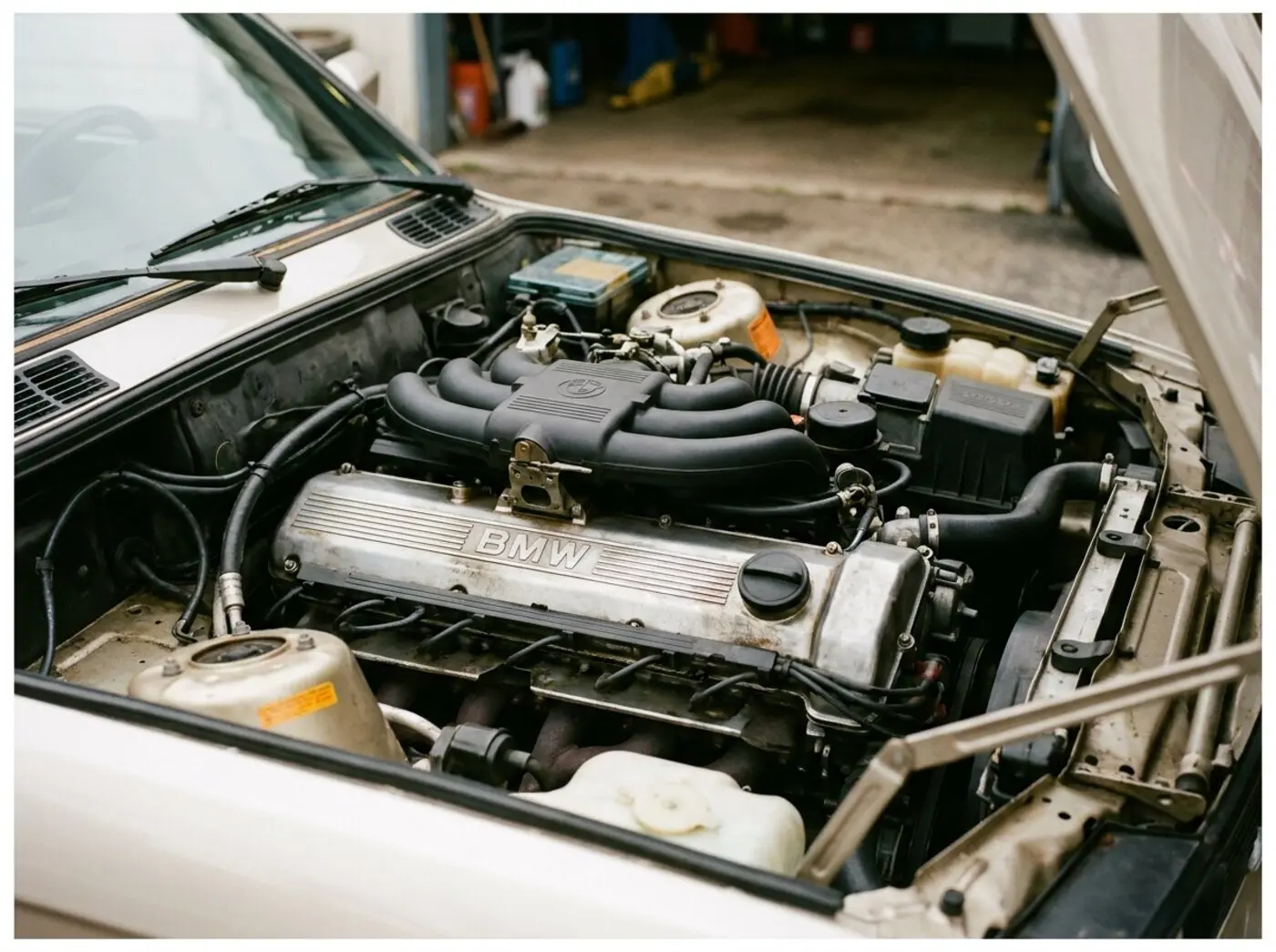 Compartiment moteur BMW 325i E30 : six-en-ligne M20 longitudinal bien entretenu