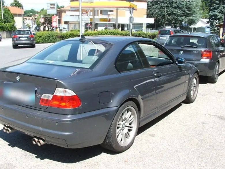 BMW M3 E46 coupé grise de trois quarts arrière
