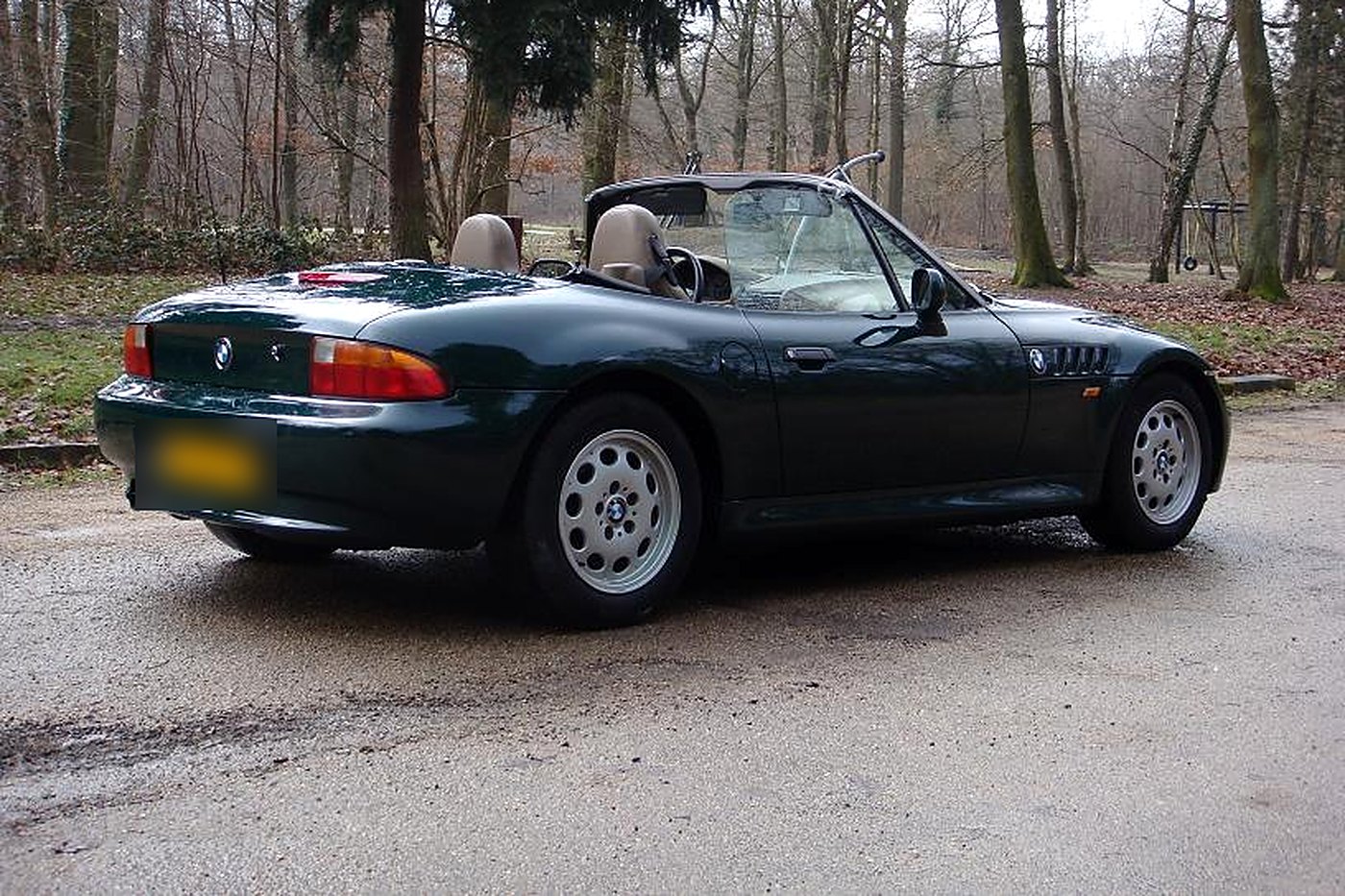 BMW Z3 roadster vert foncé capote ouverte de trois quarts arrière