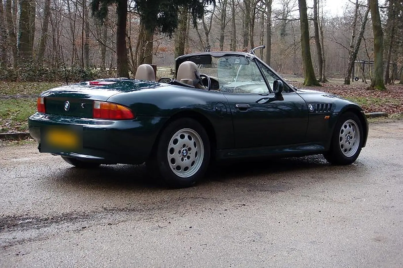 BMW Z3 roadster vert foncé capote ouverte de trois quarts arrière