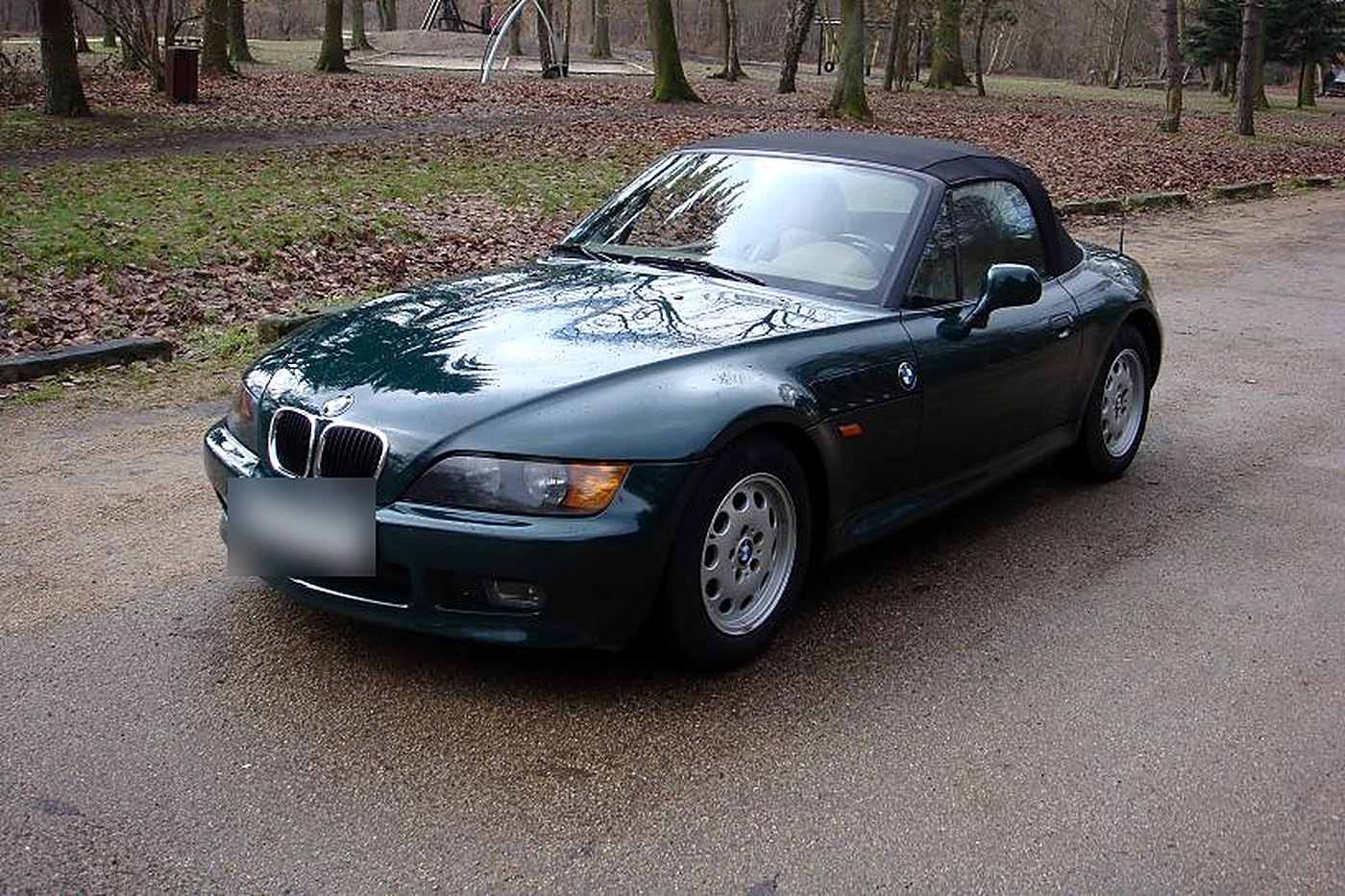 BMW Z3 roadster vert foncé de trois quarts avant, capote fermée, jantes 16 pouces