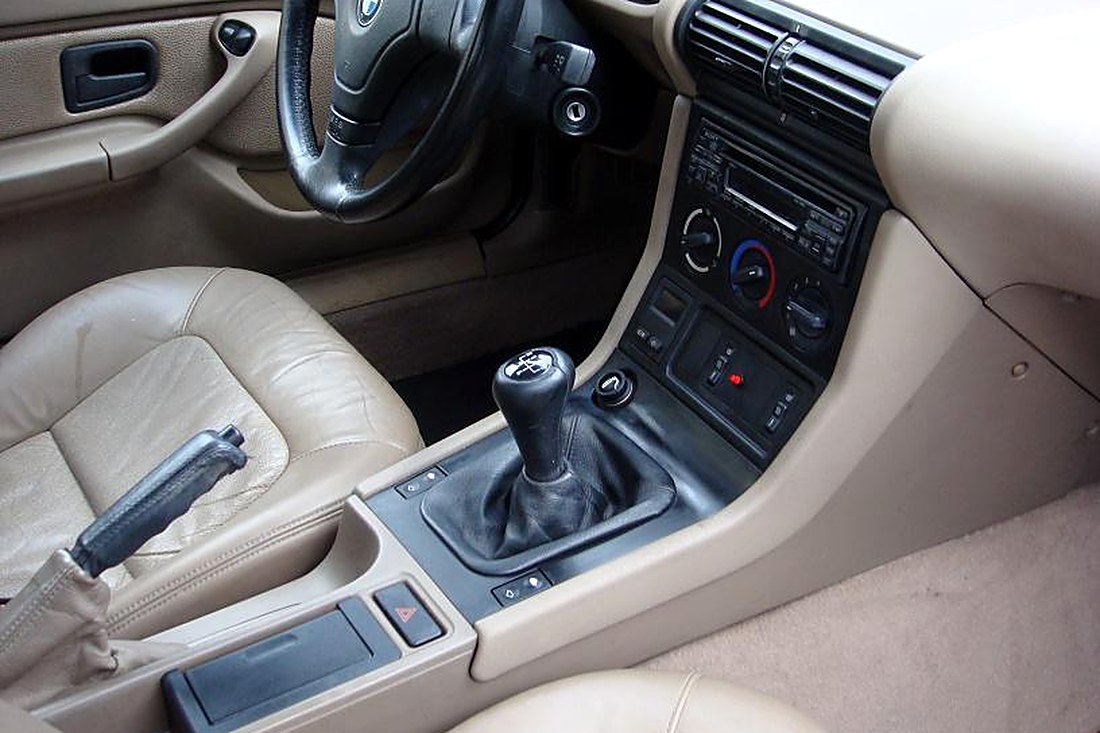 Console centrale et levier de vitesses d'une BMW Z3, cuir beige