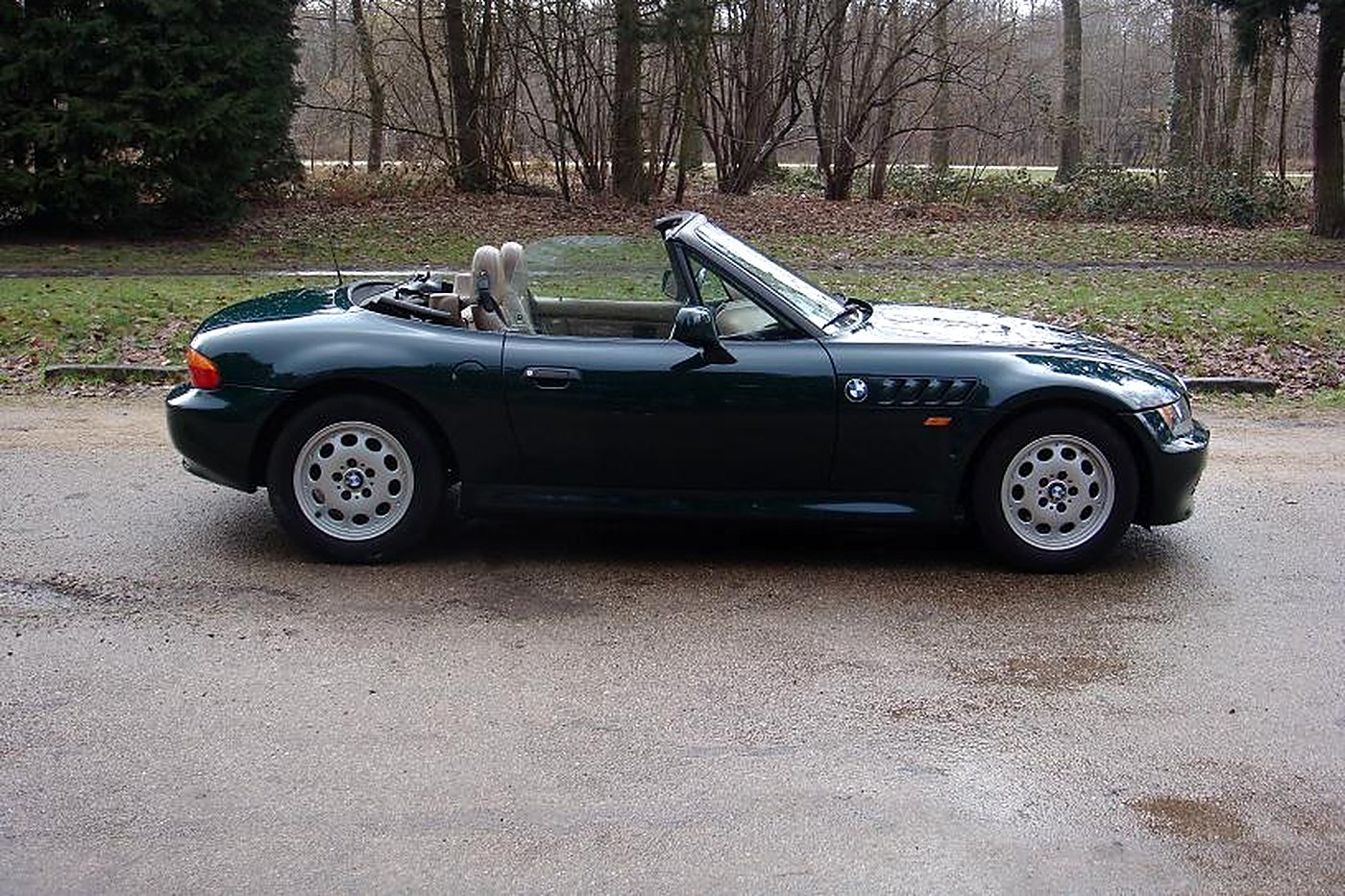 BMW Z3 roadster vert foncé de profil capote ouverte, ouïes latérales