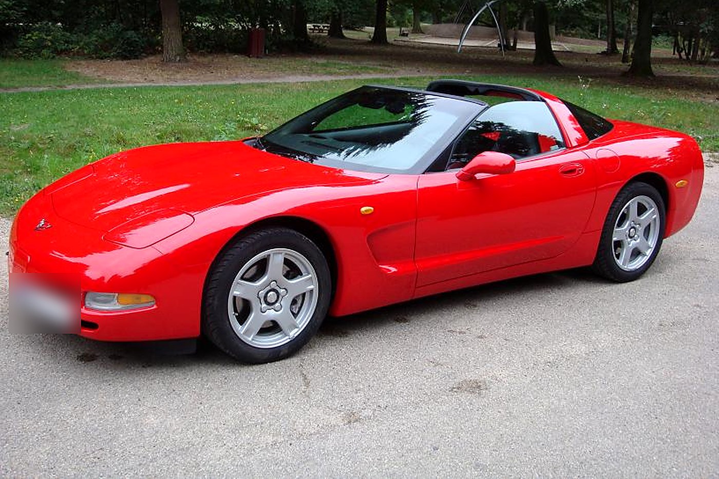 Chevrolet Corvette C5 rouge toit targa retiré, de trois quarts avant