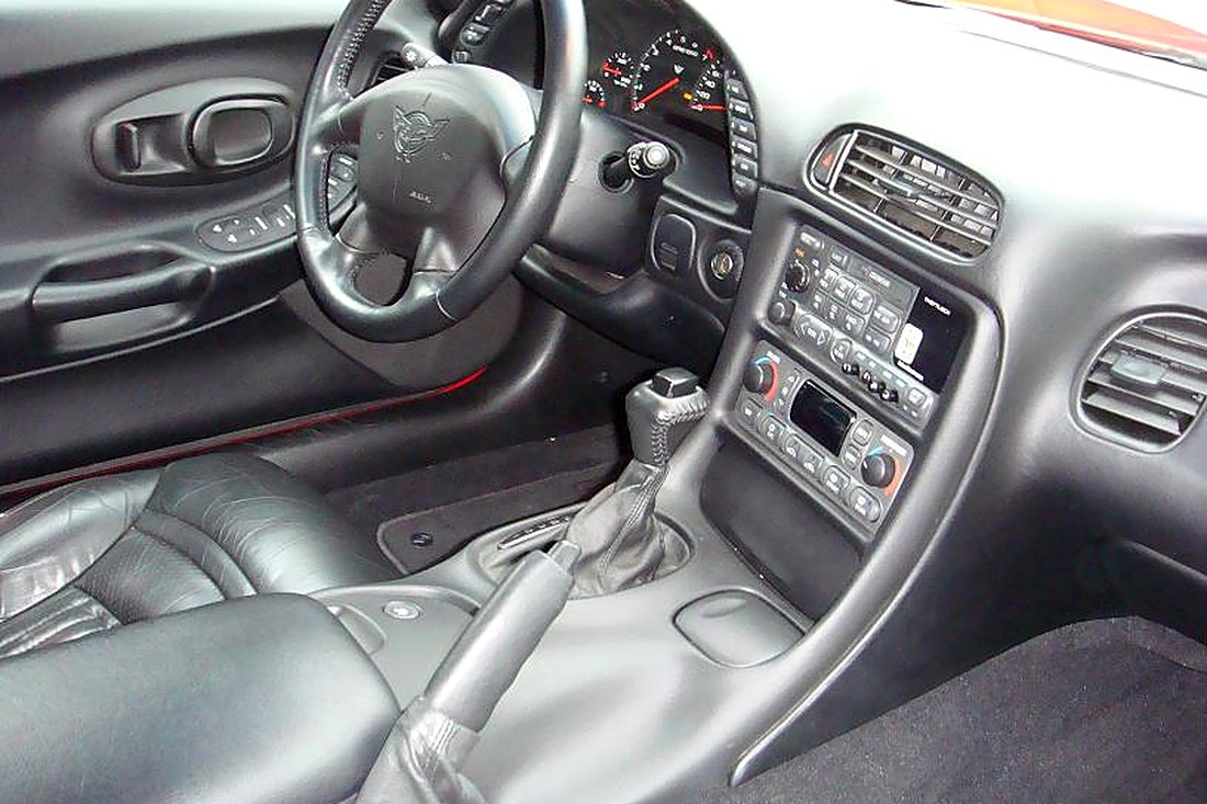 Habitacle d'une Chevrolet Corvette C5 : volant, console et boîte automatique