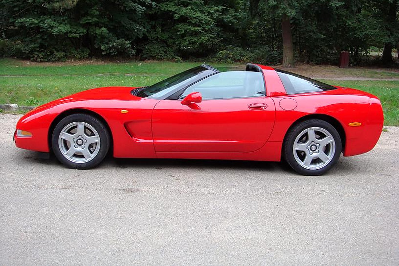 Chevrolet Corvette C5 rouge de profil, toit targa retiré