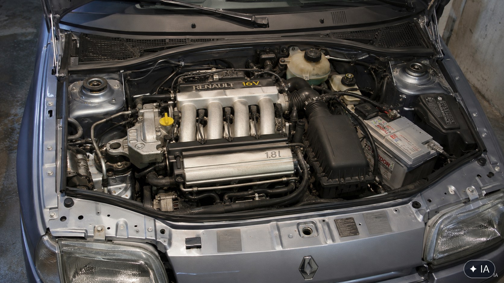 Compartiment moteur Renault Clio 16S : bloc F7P 1.8 16 soupapes transversal d'origine