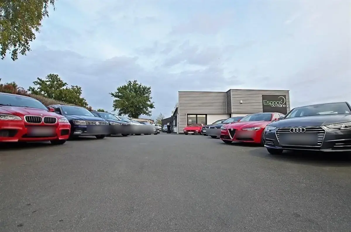 Le parc d'Espace du Maine à Cholet, BMW X6, Alfa Romeo Giulia et Audi A4 devant le bâtiment