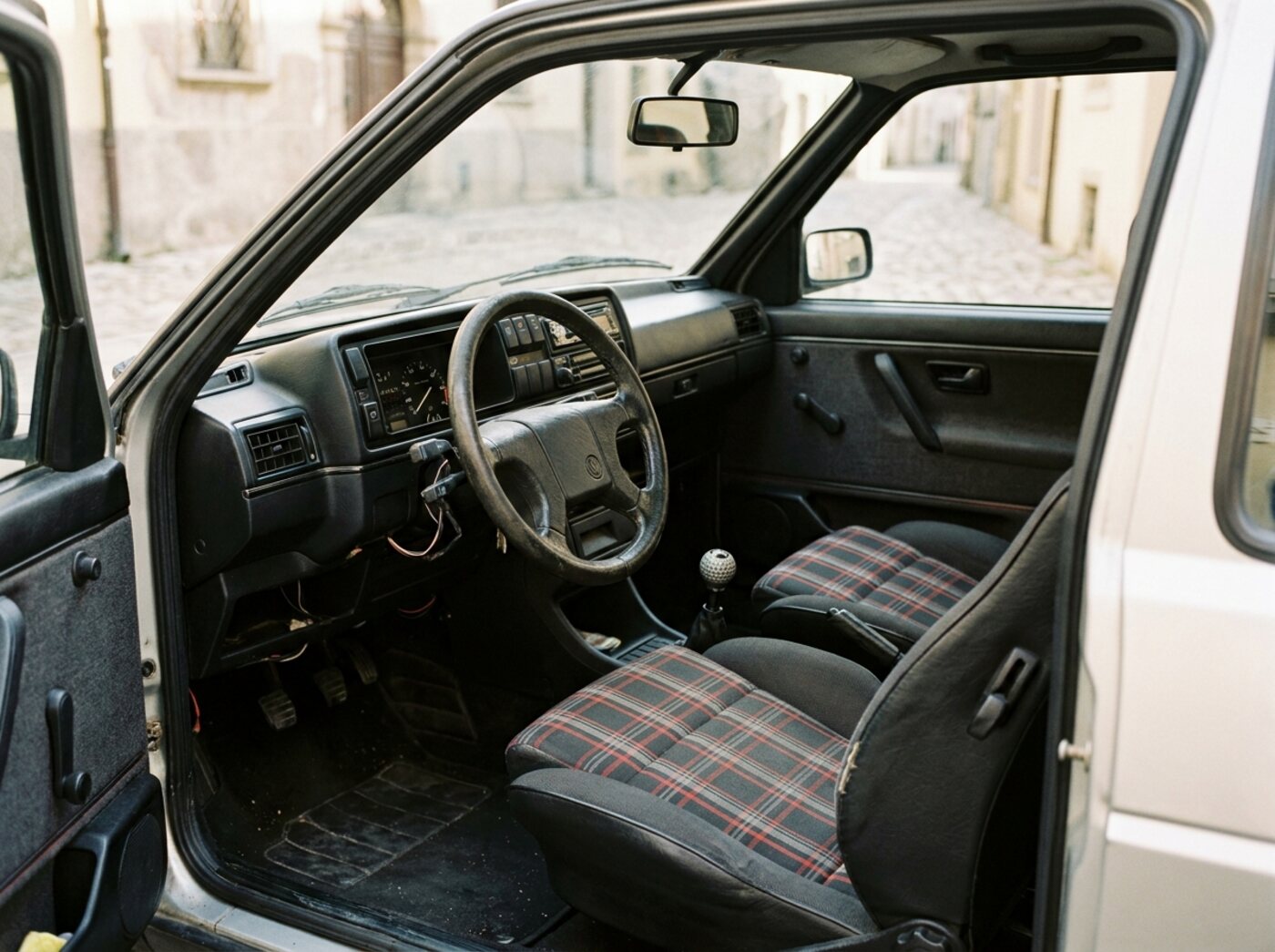 Intérieur Golf GTI Mk2 : sièges sport à rayures tartan et pommeau balle de golf