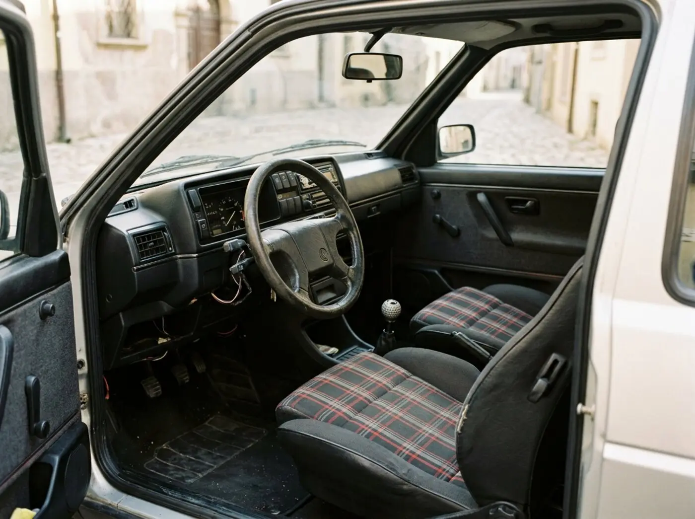 Intérieur Golf GTI Mk2 : sièges sport à rayures tartan et pommeau balle de golf