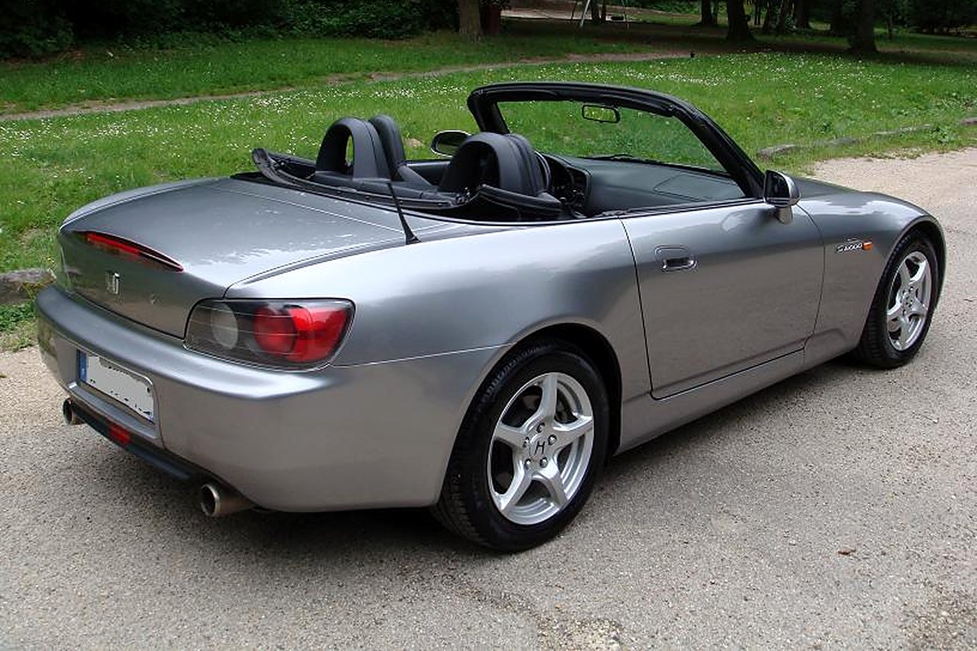 Honda S2000 grise capote ouverte de trois quarts arrière