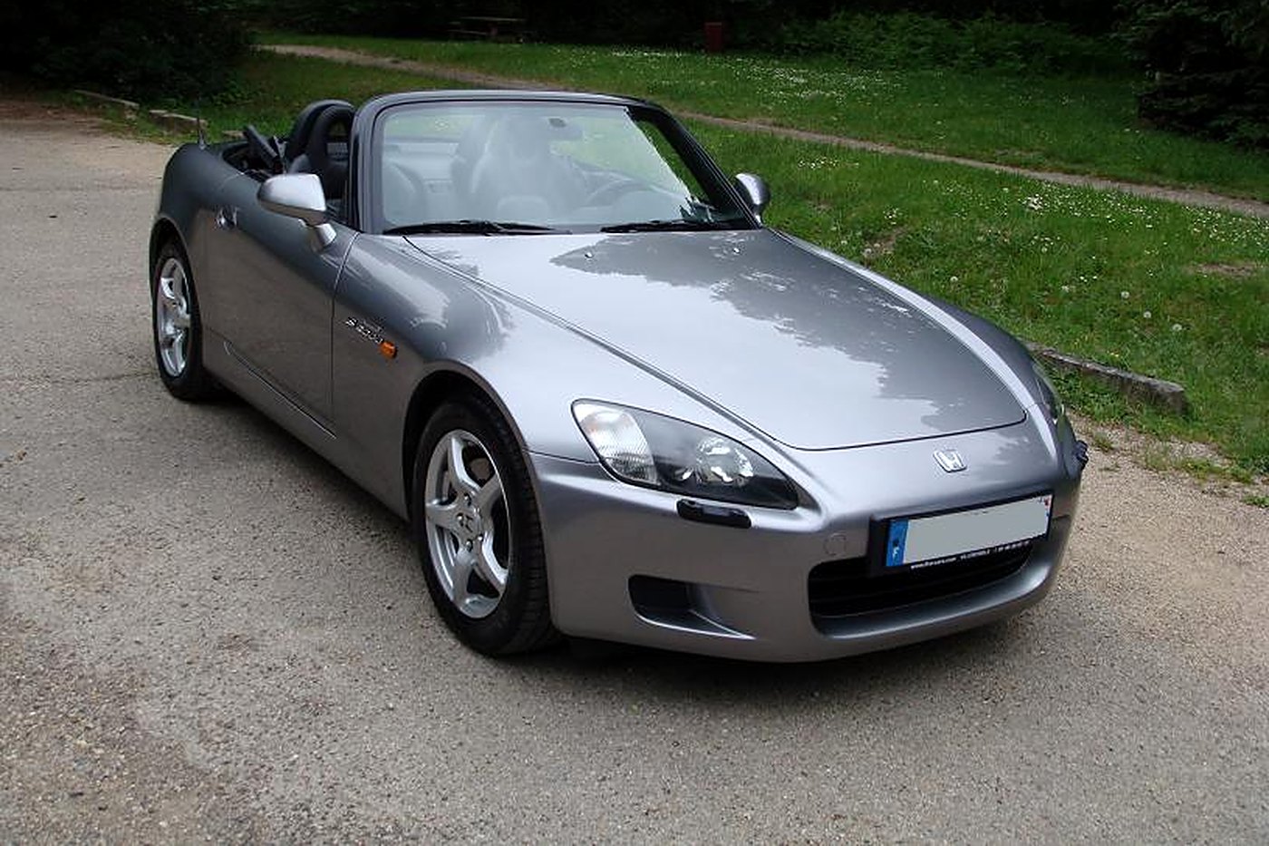 Honda S2000 grise capote ouverte de trois quarts avant, jantes 16 pouces