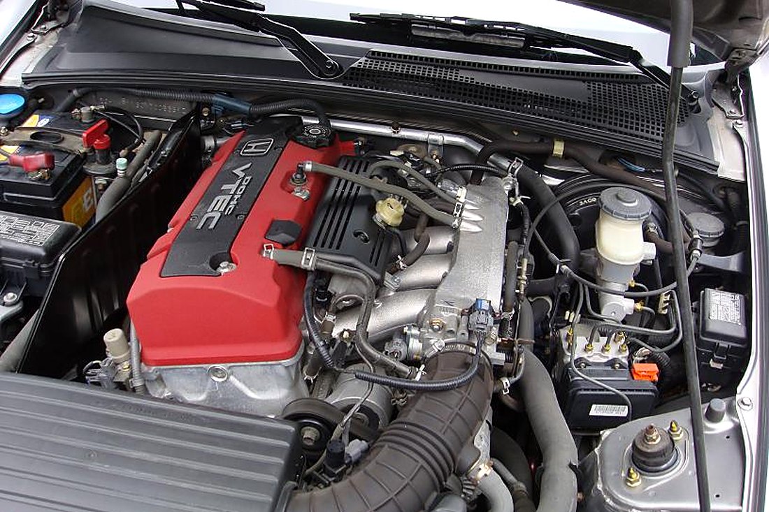 Compartiment moteur Honda S2000 : 4 cylindres F20C VTEC et son cache rouge