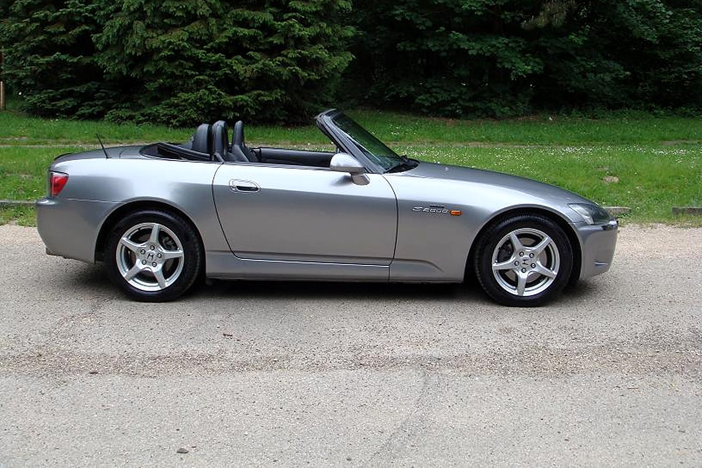 Honda S2000 grise de profil capote ouverte, silhouette de roadster à long capot