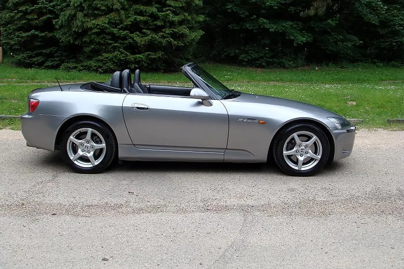Honda S2000 grise de profil capote ouverte, silhouette de roadster à long capot