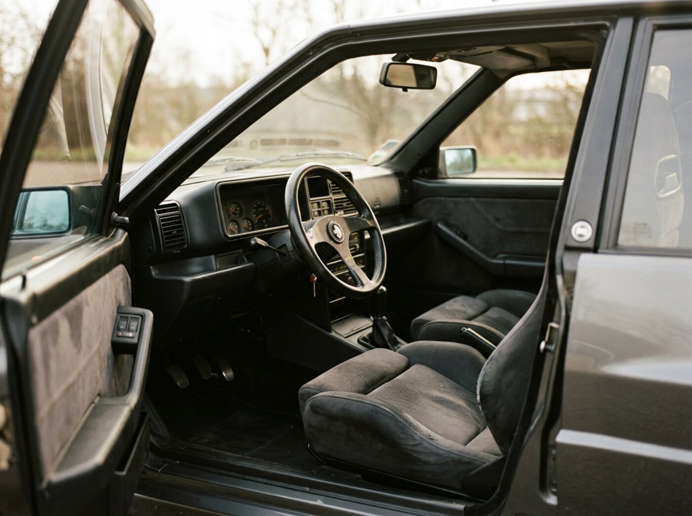 Intérieur Lancia Delta Integrale : sièges Alcantara, volant Momo trois branches et compteurs additionnels