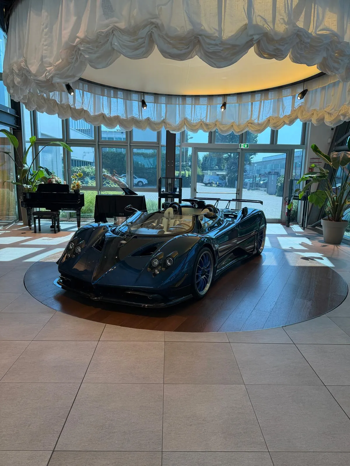 Pagani Zonda Roadster dans l'espace d'accueil