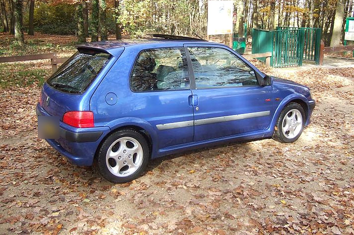 Peugeot 106 S16 bleue de trois quarts arrière