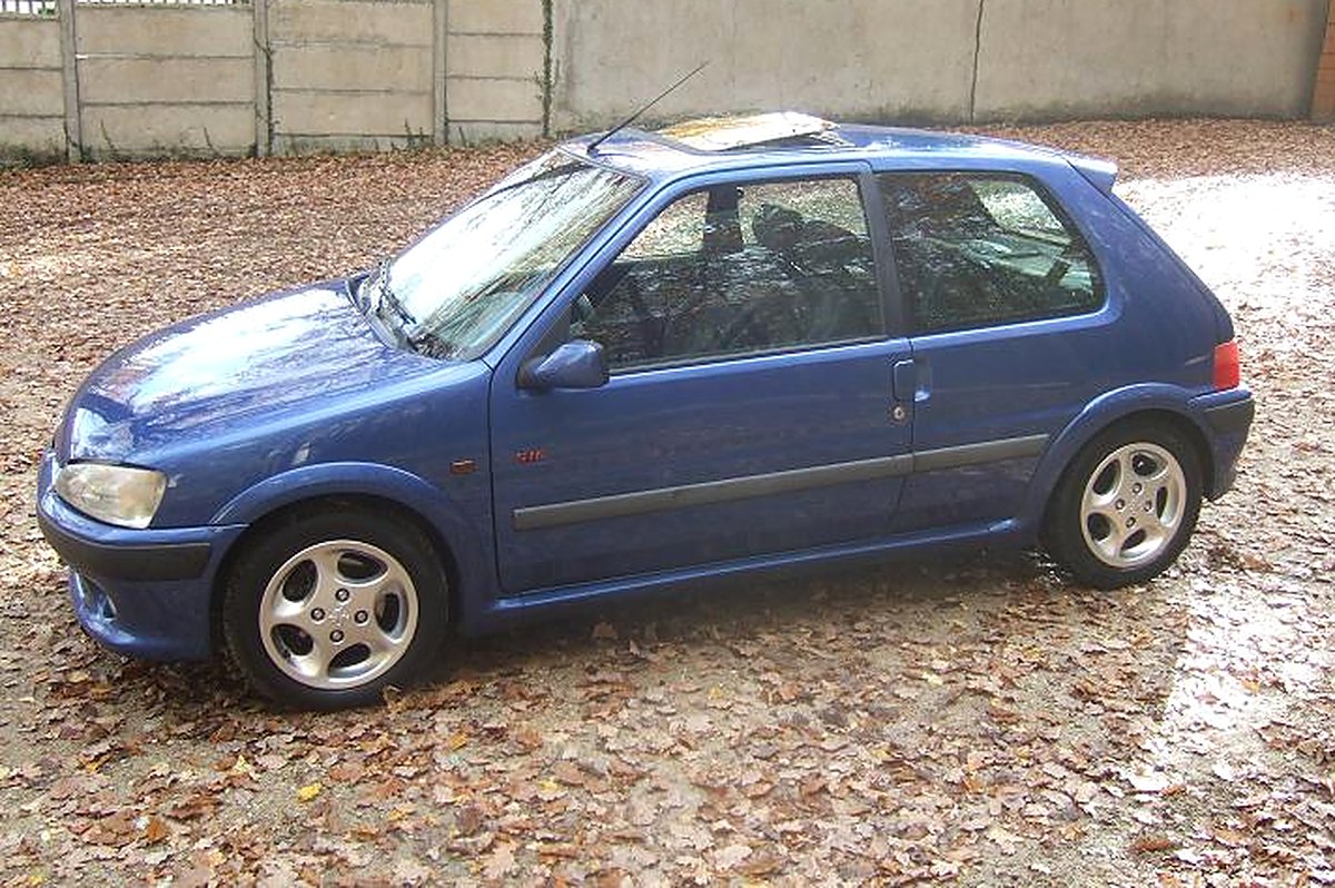 Peugeot 106 S16 bleue de trois quarts avant, toit ouvrant