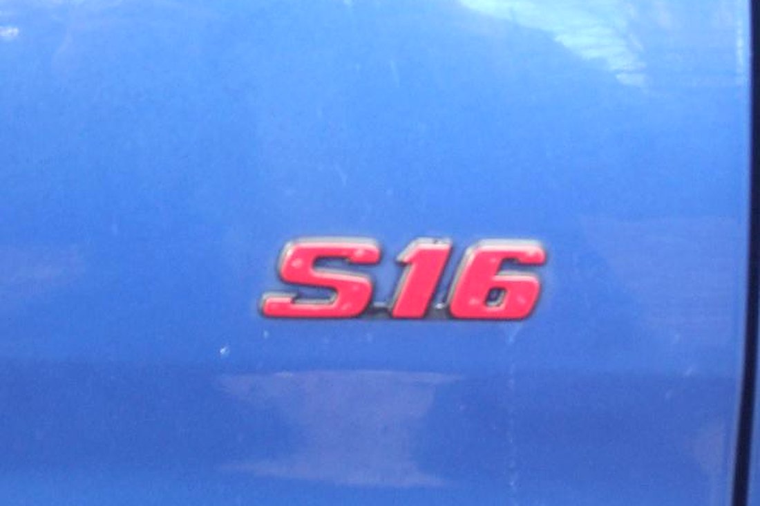 Monogramme S16 rouge sur l'aile d'une Peugeot 106 S16