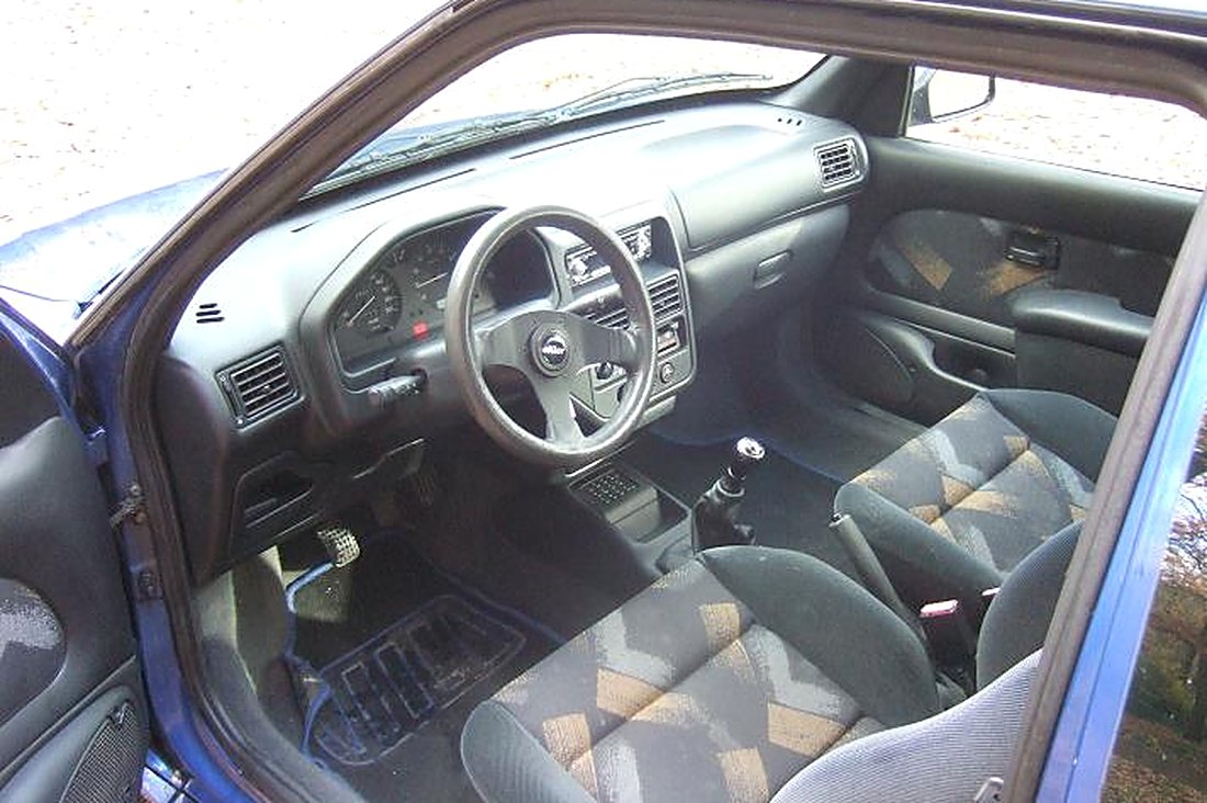 Habitacle d'une Peugeot 106 S16 : sièges sport à motifs, volant