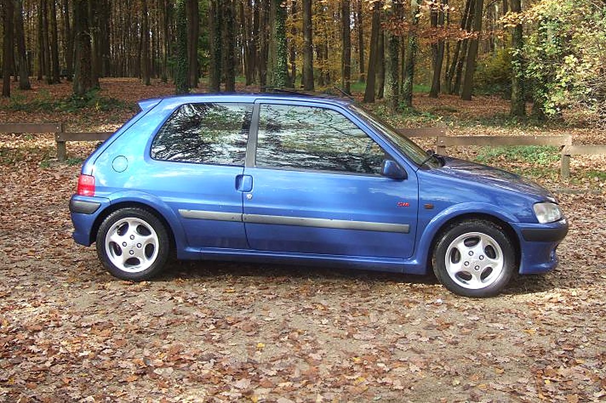 Peugeot 106 S16 bleue de profil, jantes alu