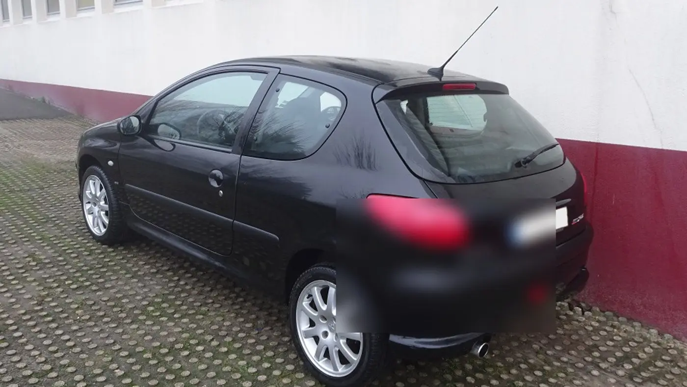 Peugeot 206 S16 noire de trois quarts arrière