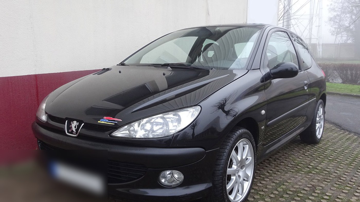 Peugeot 206 S16 noire de trois quarts avant, jantes alliage et badge S16