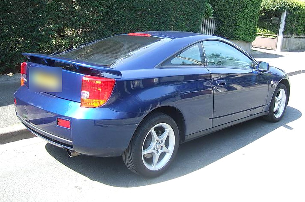 Toyota Celica T23 bleue de trois quarts arrière, becquet