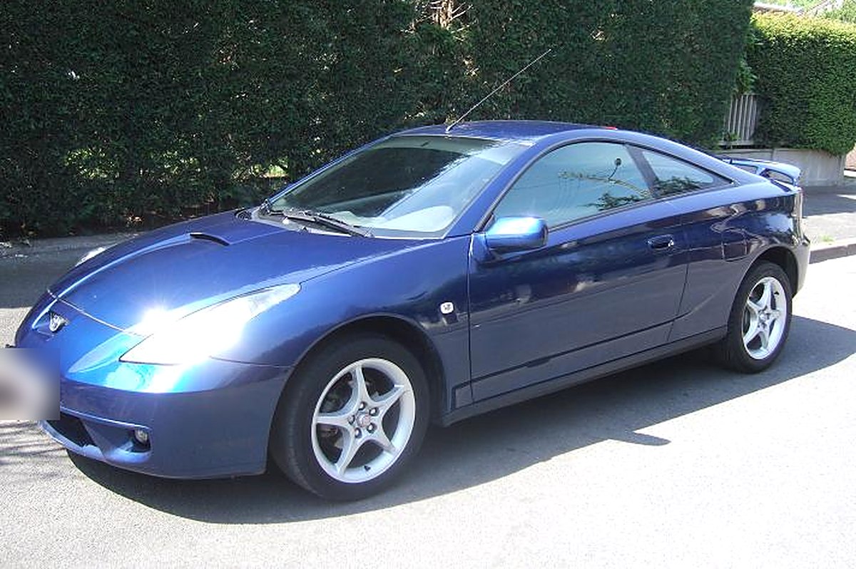 Toyota Celica T23 bleue de trois quarts avant, phares effilés