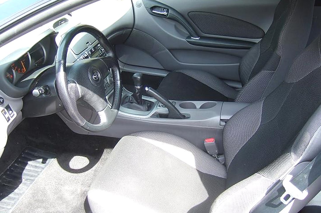 Poste de conduite Toyota Celica T23 : volant, sièges tissu, boîte manuelle
